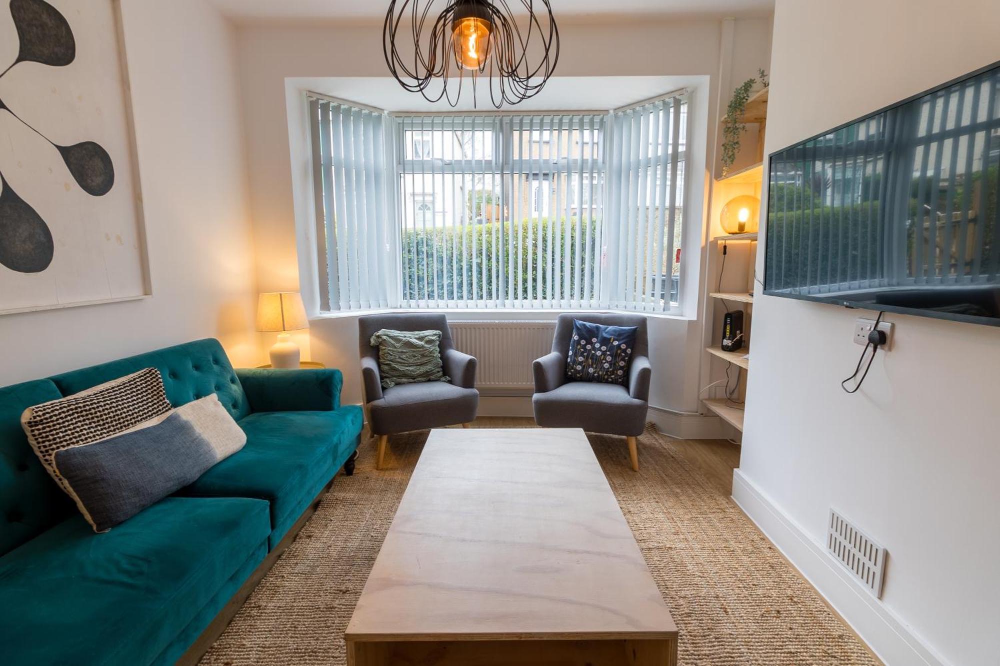 Holiday home Stunning - Fast Wi-fi - Garden - Walk To Town